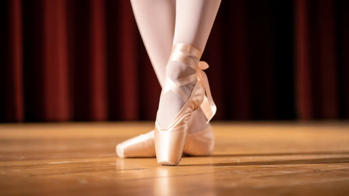 Imagen genérica de zapatillas de ballet sobre un escenario.