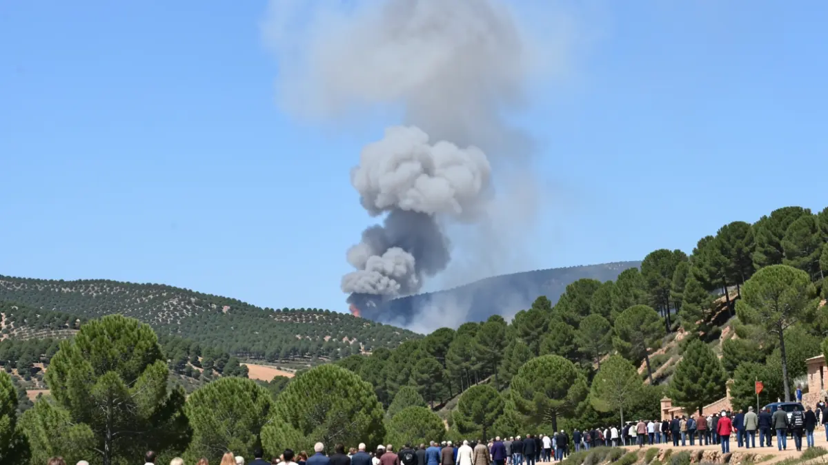 Generic image of a smoke column over a forest hillside in Andalucía.