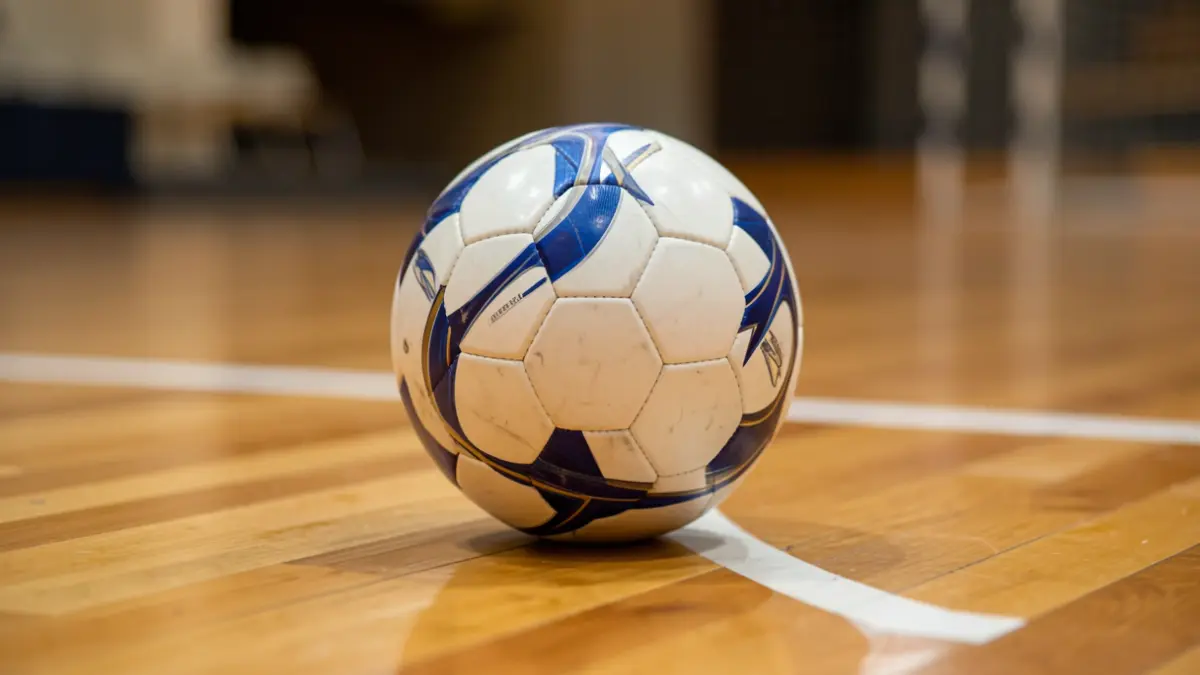 Imagen genérica de un balón de fútbol sala sobre una cancha.
