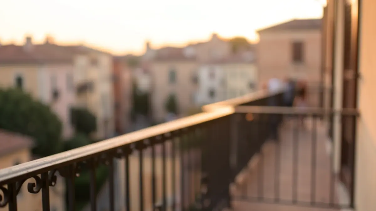 Imagen genérica de un balcón mediterráneo al amanecer con luz tenue.