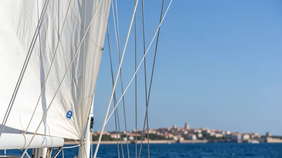 Imagen de un velero de la clase Snipe en la bahía de Cádiz.