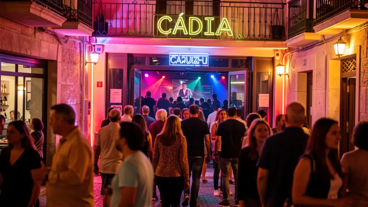 Imagen genérica de la entrada de una discoteca en Cádiz por la noche, con luces de neón y gente entrando.