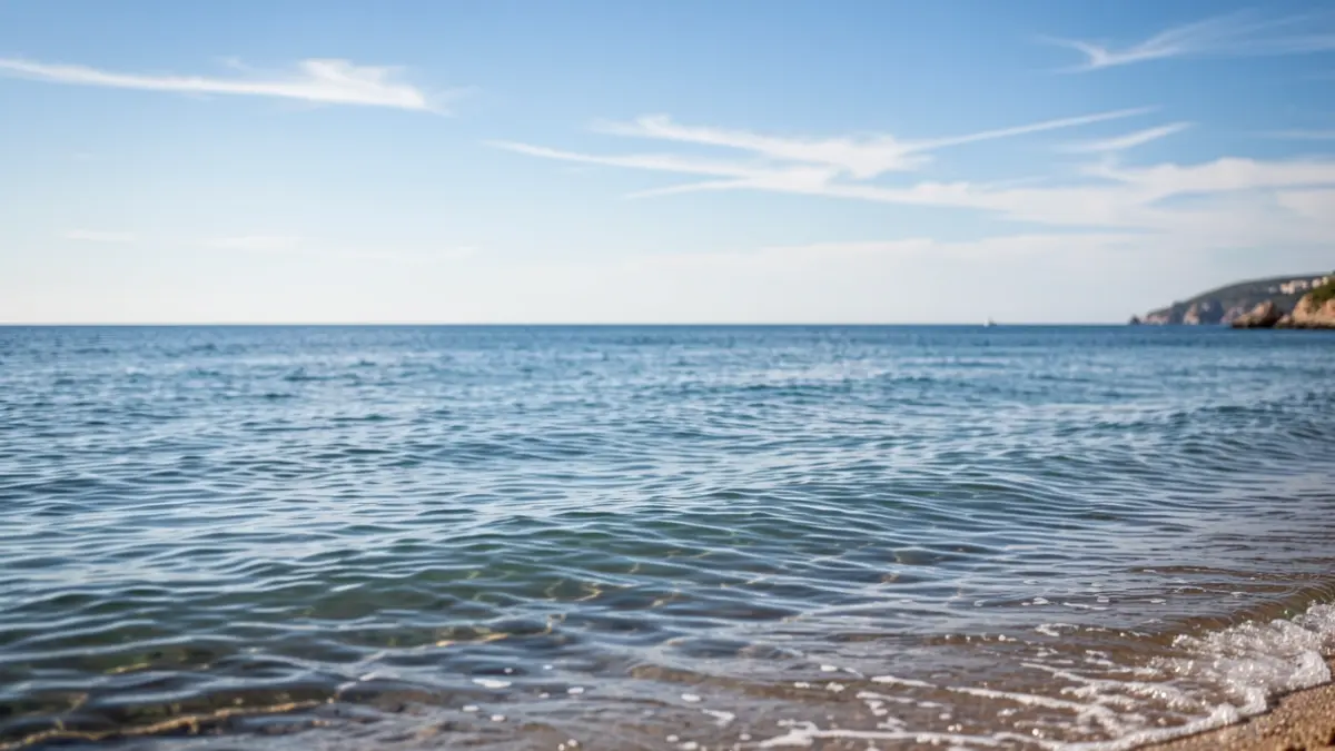 Imagen genérica del mar Mediterráneo con aguas tranquilas y oleaje moderado.