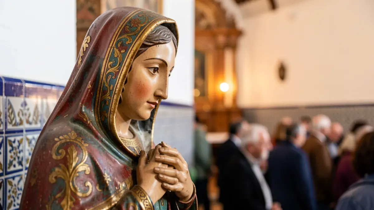 Image of the Virgin of Gracia y Amparo, a polychrome wood carving.