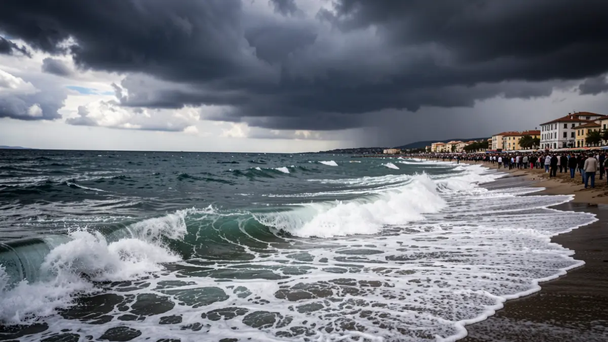 Imagen genérica de un mar Mediterráneo agitado con fuerte oleaje y cielo nublado.