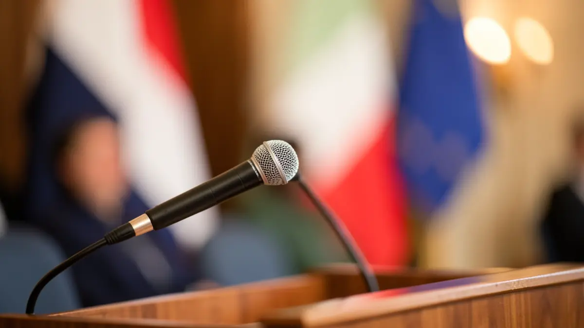 Imagen genérica de un micrófono en un atril, representando el discurso político.
