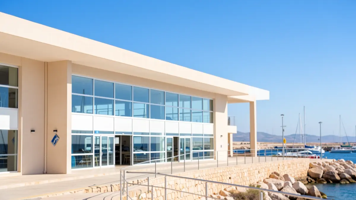 Fachada del Centro de Actividades Náuticas en el Puerto de Almería.