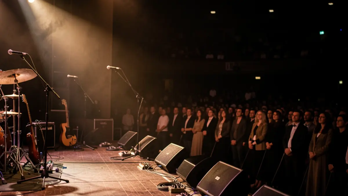 Imagen genérica de un escenario de concierto con ambiente nocturno.