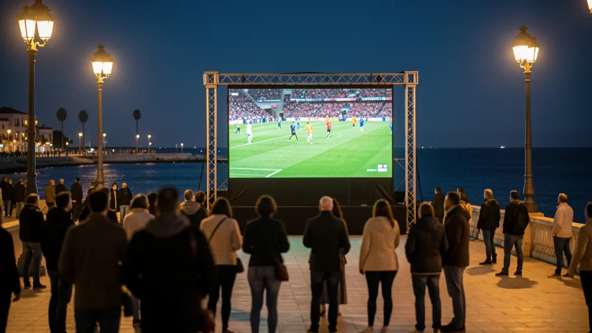 Pantalla gigante en el paseo marítimo de Cádiz para ver la final del Mundial.