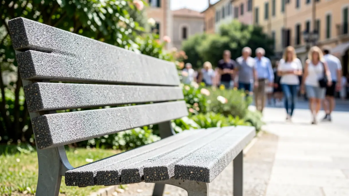 Imagen genérica de un banco de parque fabricado con materiales reciclados en un entorno urbano.