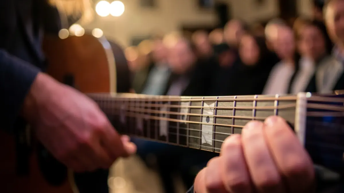 Imagen genérica de una guitarra con manos de músico.