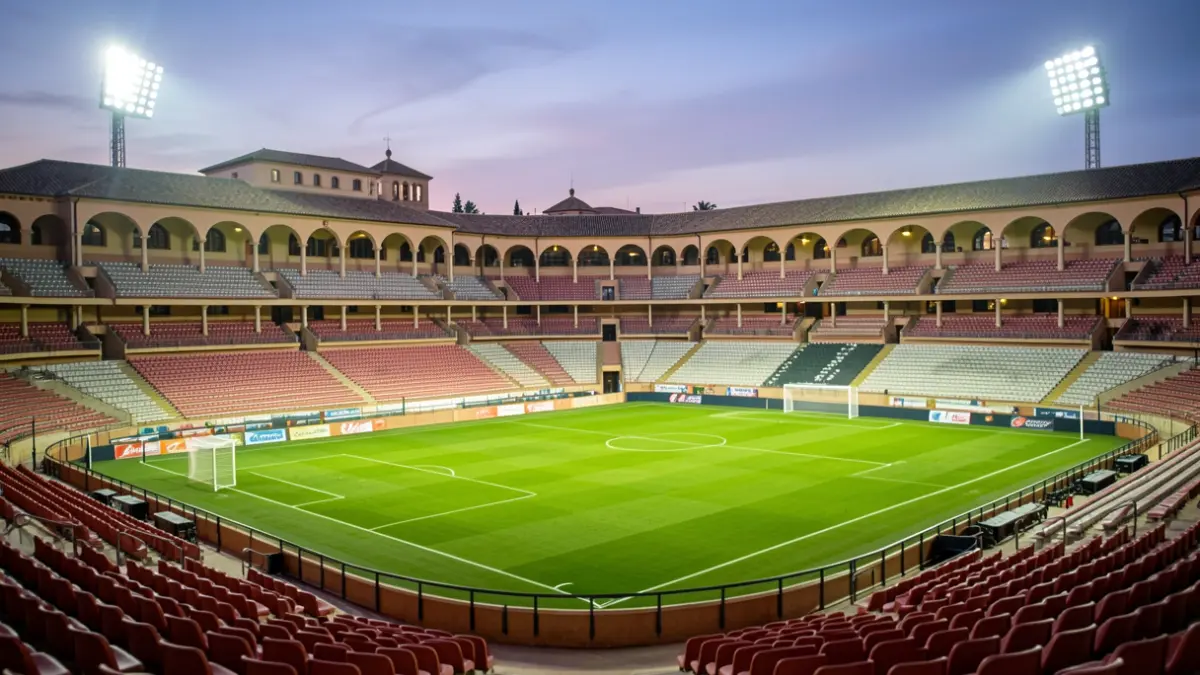 Imagen genérica de un estadio de fútbol andaluz al atardecer.