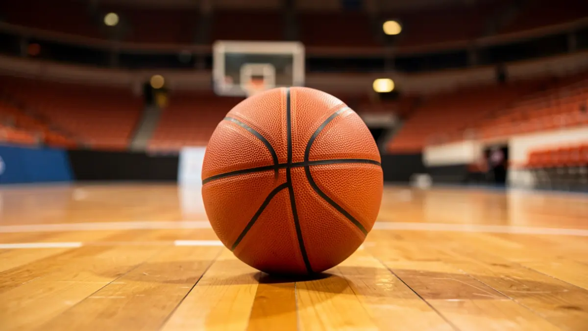 Imagen genérica de un balón de baloncesto sobre una pista de juego.