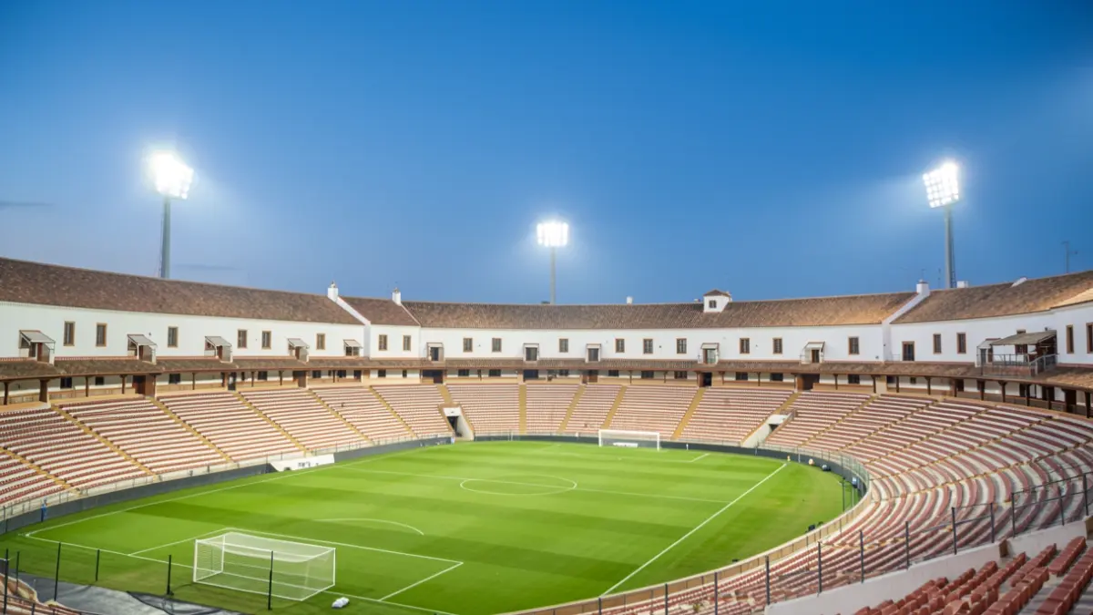 Imagen genérica de un estadio de fútbol vacío por la noche.