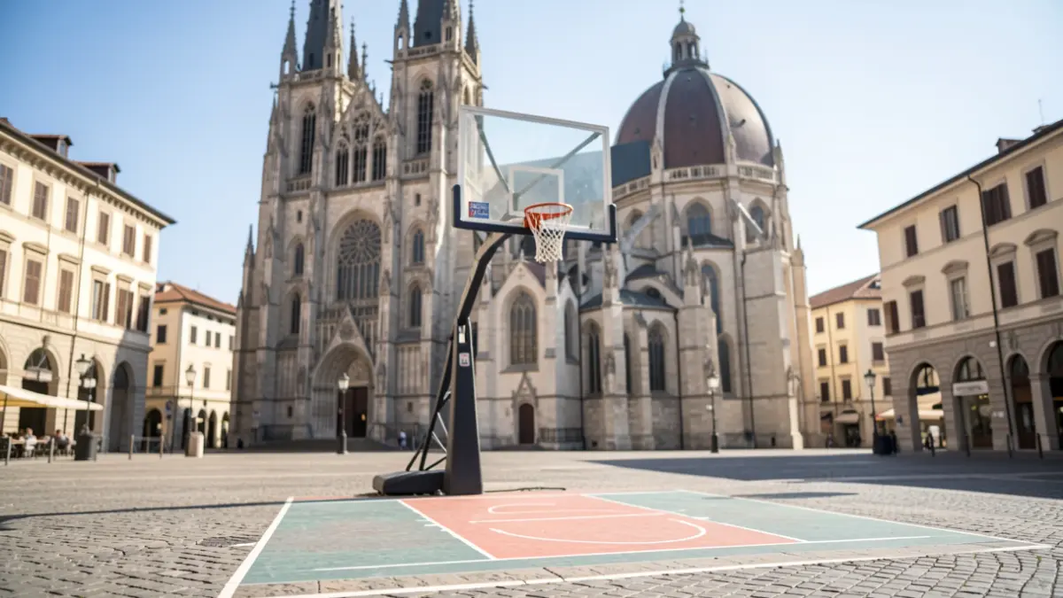 Pista de baloncesto 3x3 instalada en la Plaza de Santa María de Jaén, con la Catedral al fondo.
