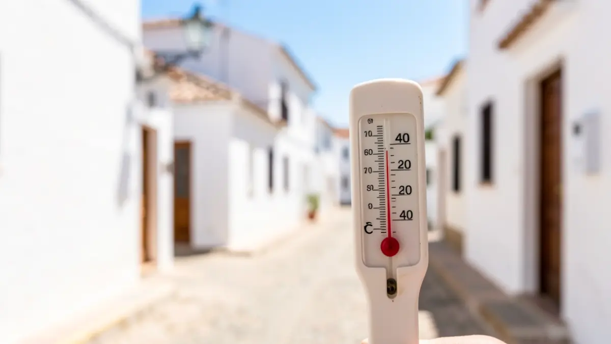 Termómetro marcando 40 grados bajo un sol intenso en una calle andaluza.