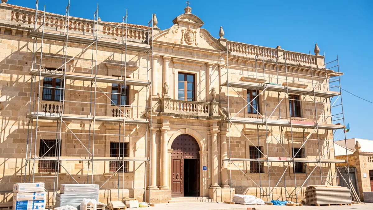 Fachada de la antigua Cárcel Real de Sanlúcar de Barrameda en obras de rehabilitación.