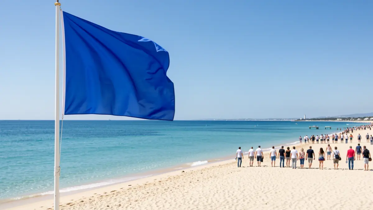 Bandera azul ondeando en una playa limpia y segura.