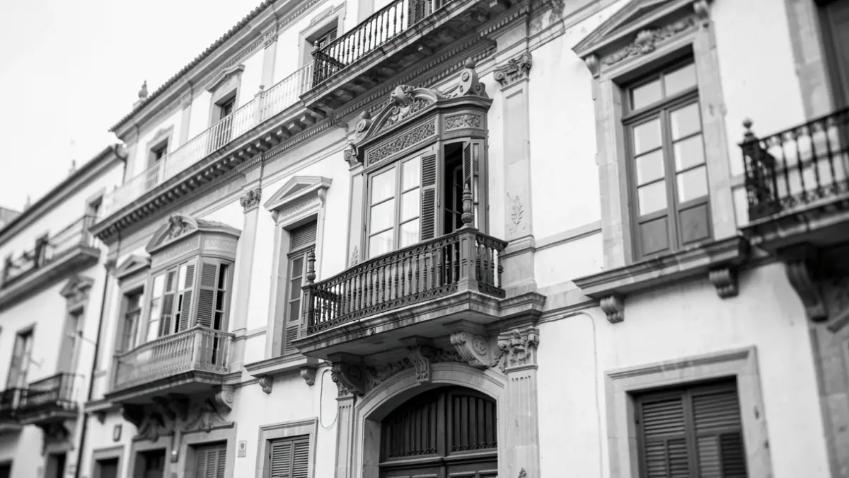 Fachada histórica del Instituto de Estudios Almerienses en Almería.