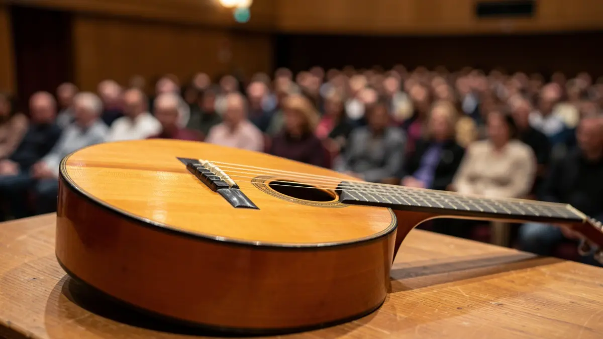 Primer plano de una guitarra flamenca con detalles intrincados, sobre una superficie de madera. Luz cálida y suave.
