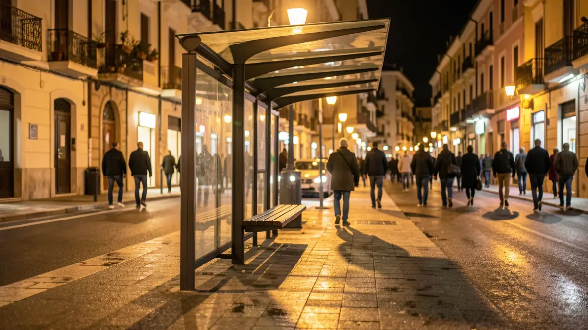 Imagen genérica de una parada de autobús vacía por la noche en una ciudad mediterránea.