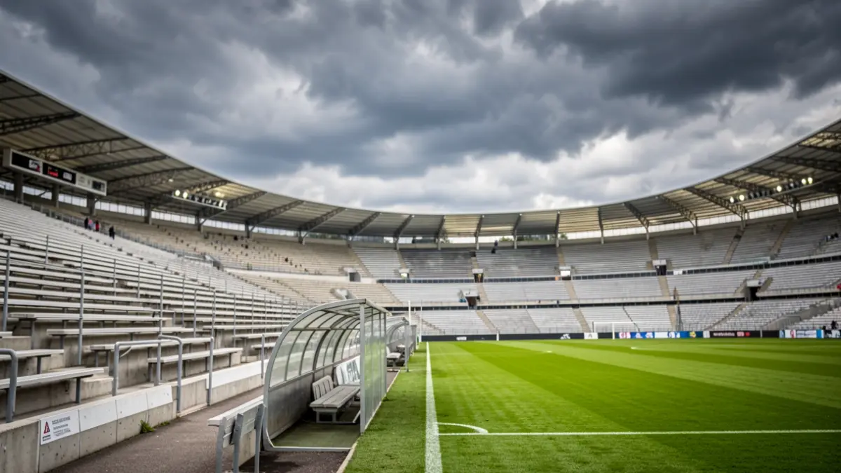Imagen genérica de un banquillo de fútbol vacío en un estadio.