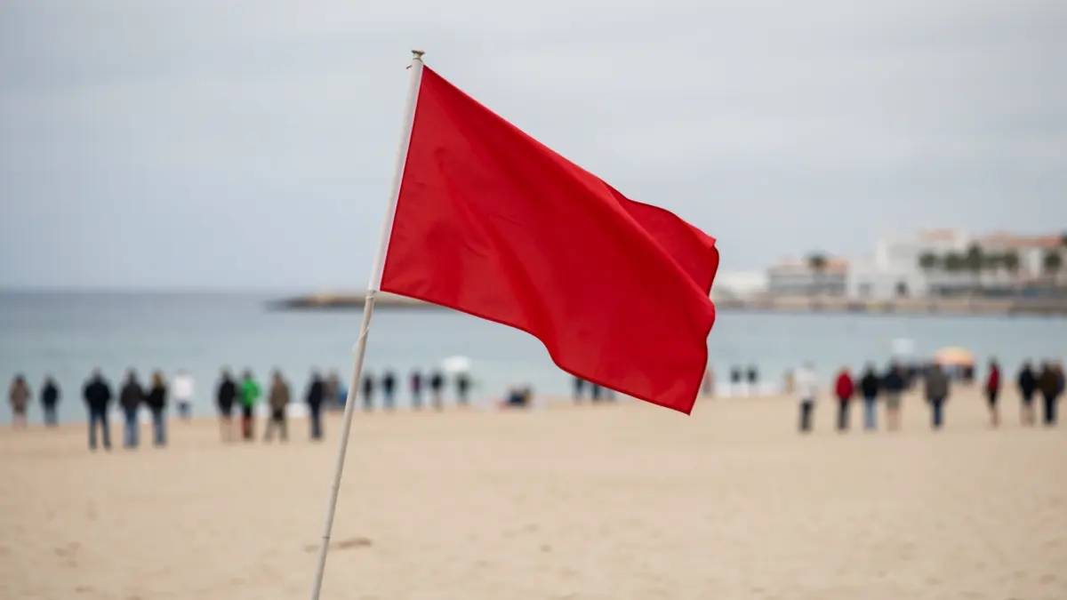 Red flag raised on Las Gaviotas beach in Benalmádena due to possible contamination.