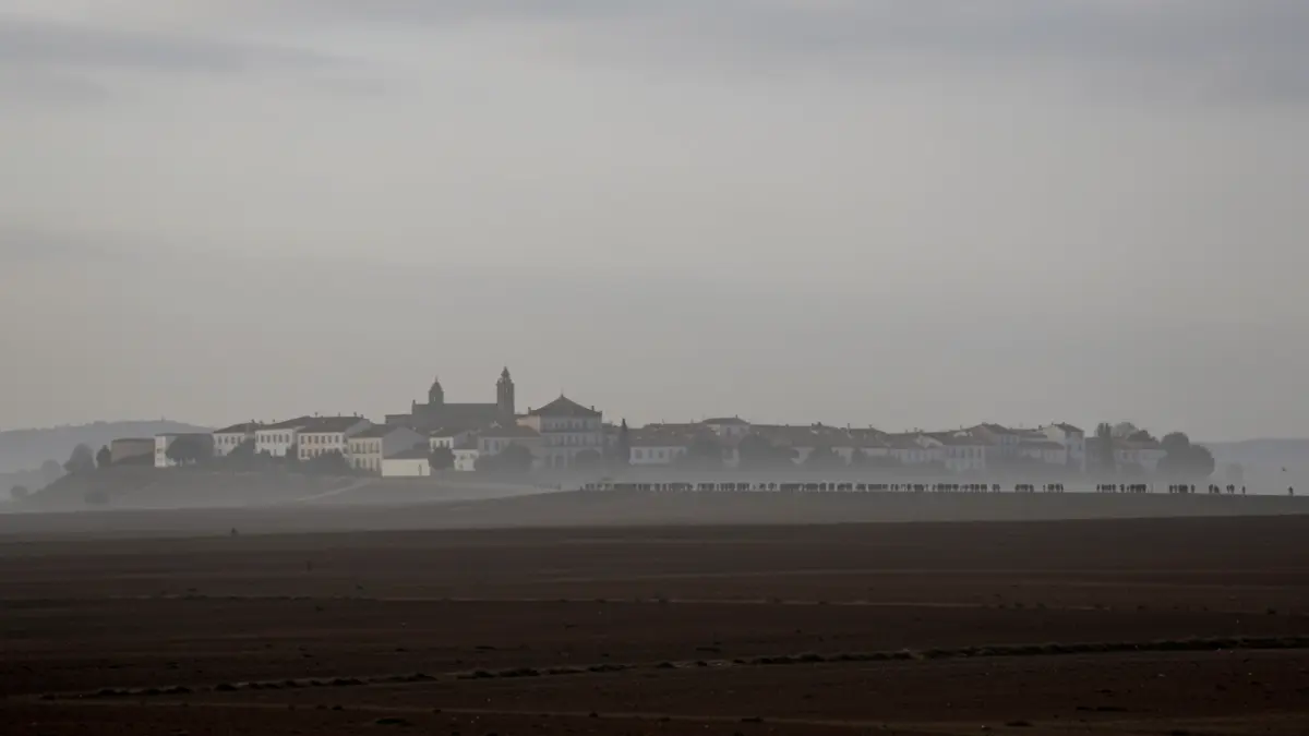 Imagen genérica de declive demográfico en Andalucía, con una silueta de pueblo desvaneciéndose en un paisaje vacío.