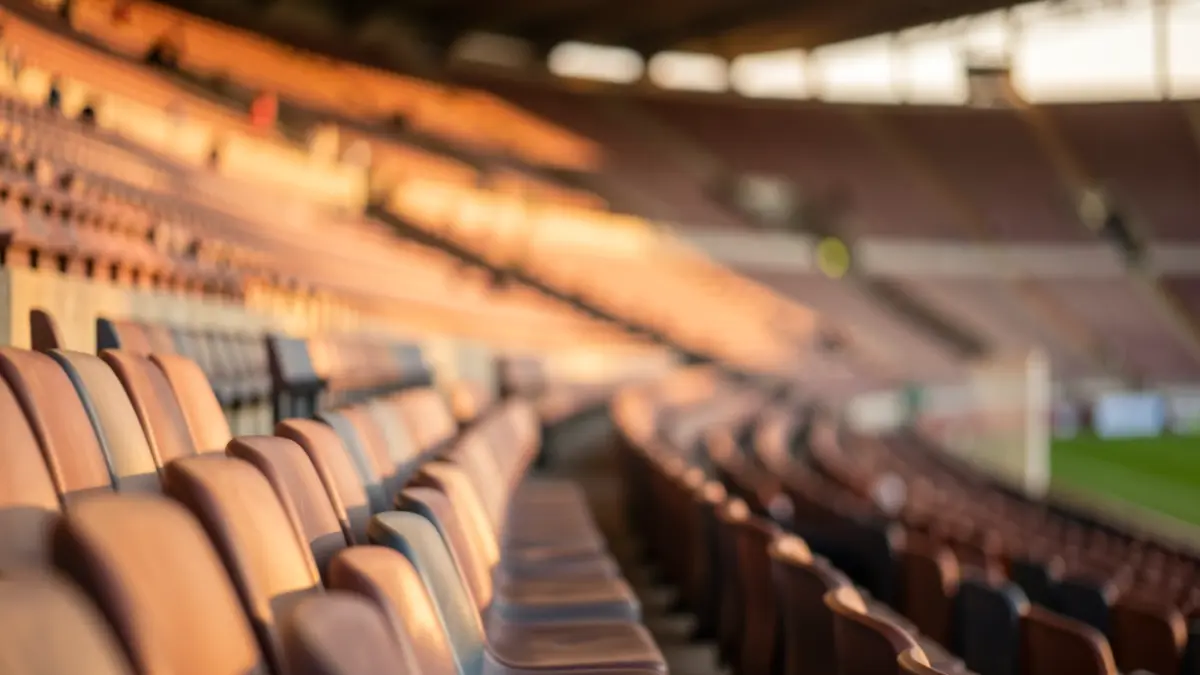 Imagen genérica de las gradas vacías de un estadio de fútbol al atardecer.