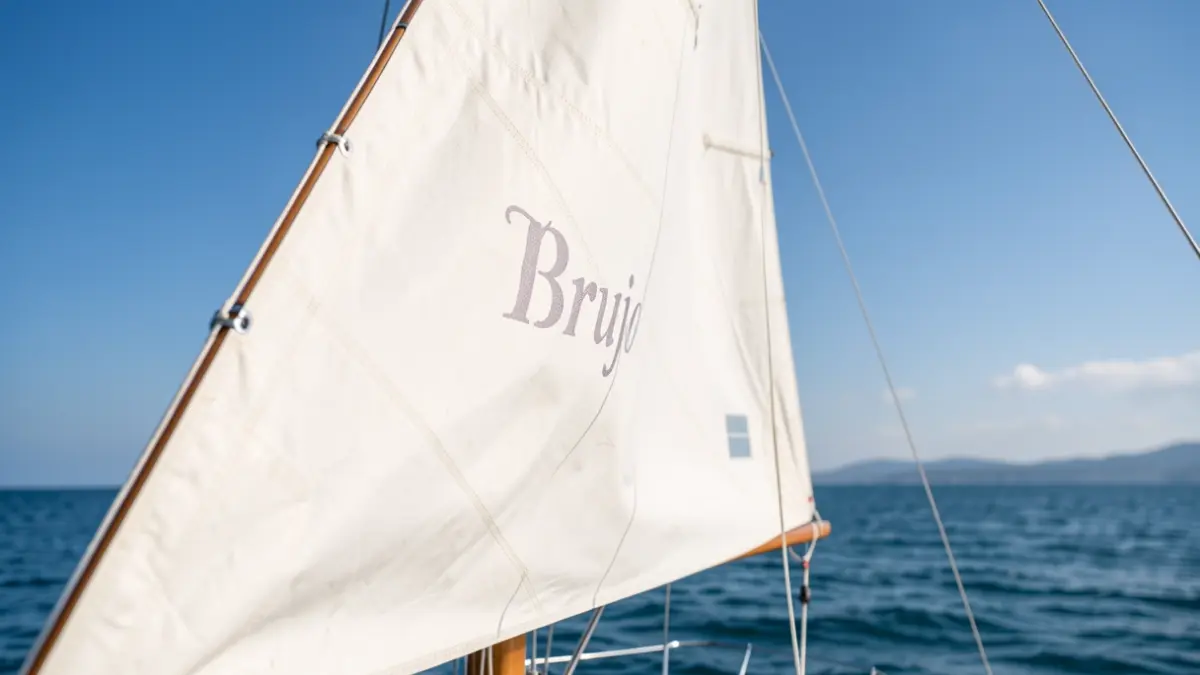 The sailboat 'Brujo' celebrates its tenth victory in the Juan de la Cosa Regatta.