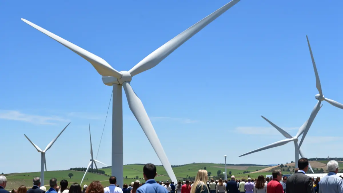 Primer plano de las palas de un aerogenerador en Andalucía.