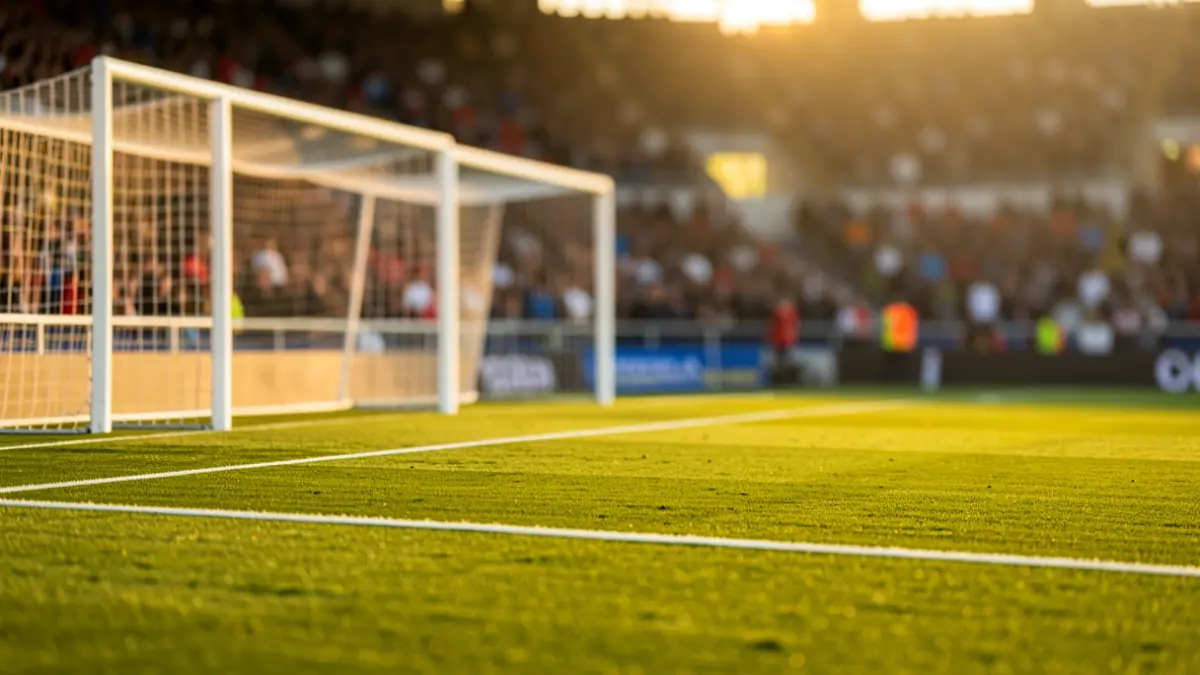 Imagen genérica de un campo de fútbol al atardecer.