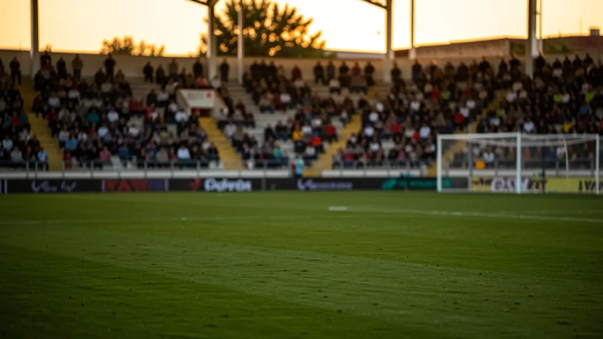 Imagen genérica de un estadio de fútbol en Andalucía al atardecer.