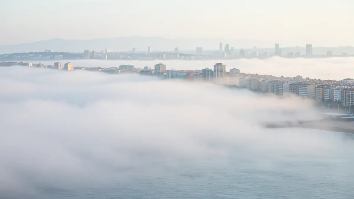 Niebla densa cubriendo la costa de Málaga.