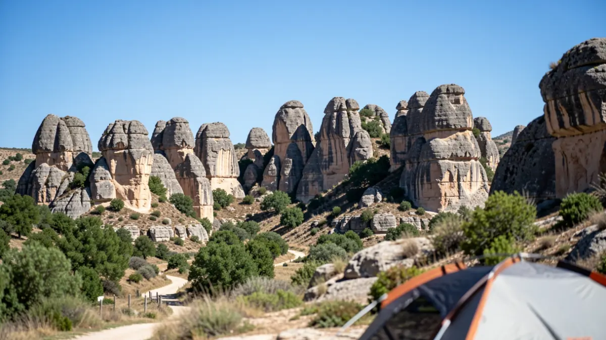 Vista panorámica del paraje natural de El Torcal de Antequera, con formaciones rocosas y un indicio de infraestructura de camping.