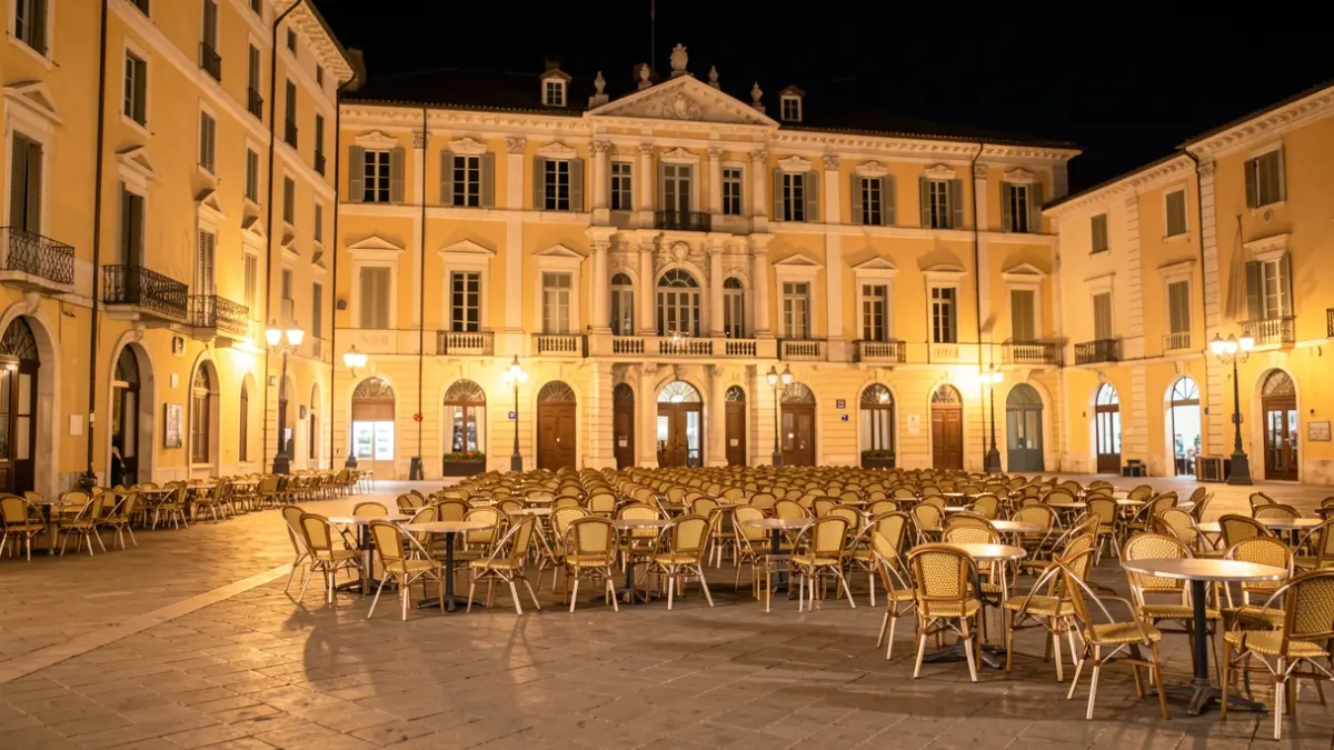 Imagen genérica de una plaza pública andaluza por la noche, preparada para un concierto al aire libre.