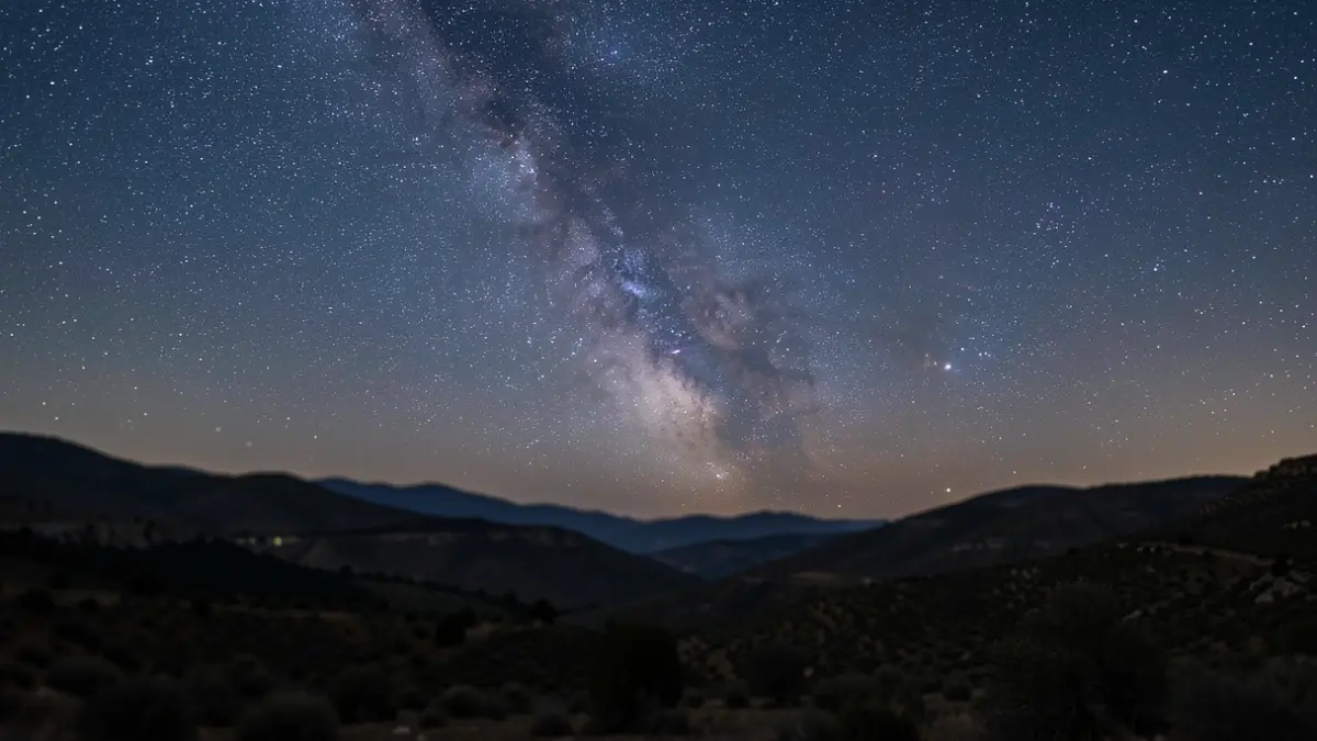 Cielo nocturno estrellado sobre la Sierra de Aras en Andalucía, ideal para la observación astronómica.