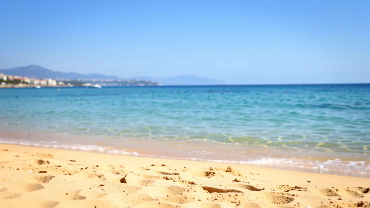 Imagen genérica de una playa soleada en Marbella con el mar Mediterráneo.