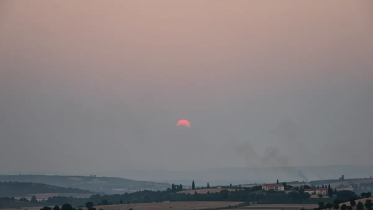 Cielo nublado y con humo sobre un paisaje andaluz.