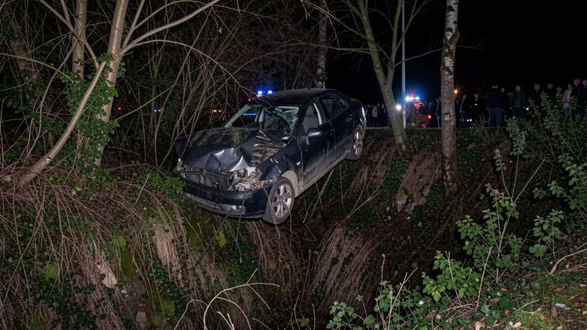 Vehículo accidentado suspendido entre vegetación en un terraplén oscuro.