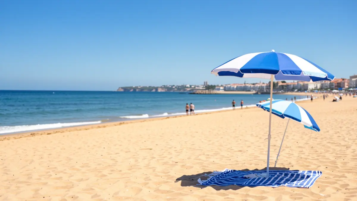 Imagen genérica de una playa de Sanlúcar de Barrameda con sombrilla y toalla.