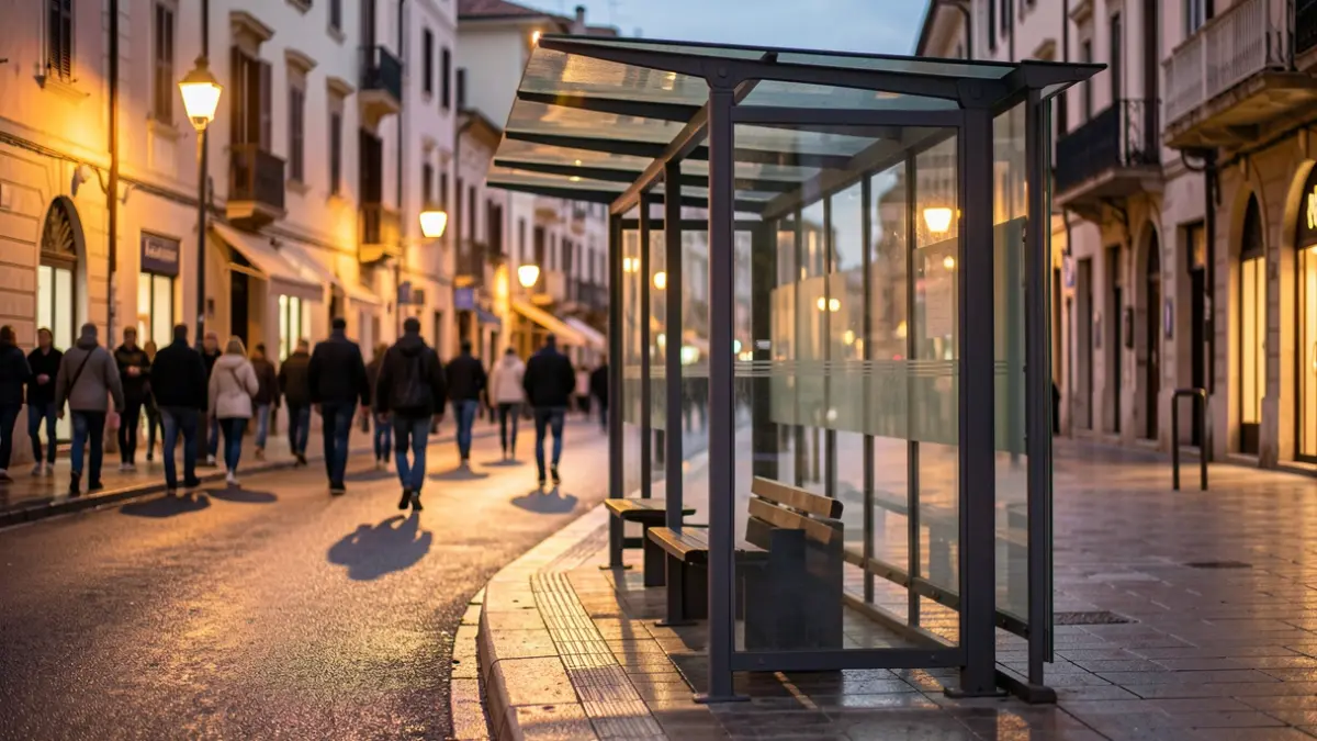 Parada de autobús genérica en una ciudad mediterránea al atardecer.