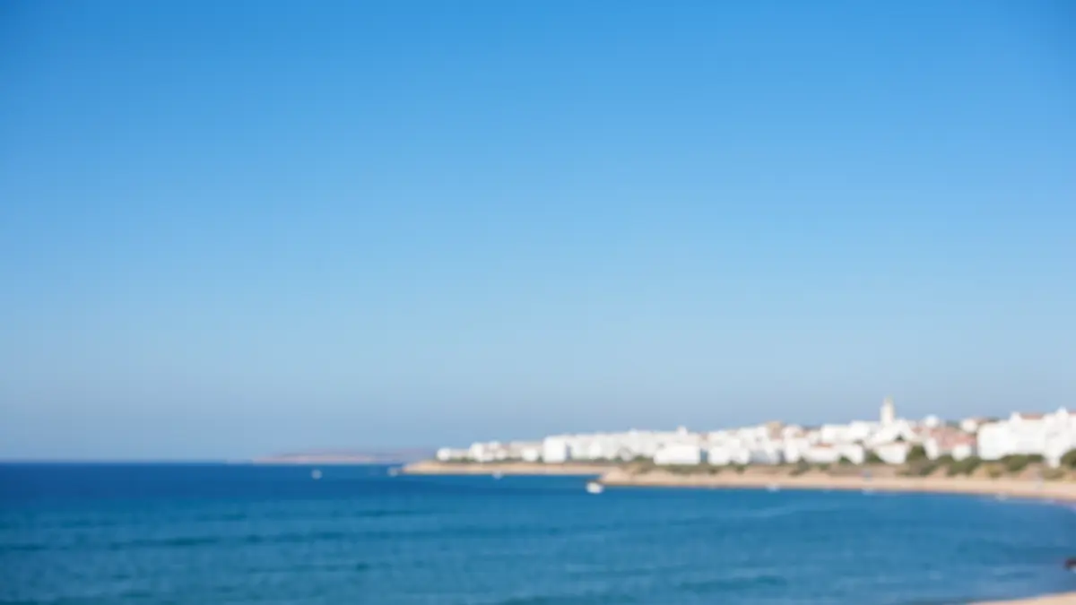 Cielo despejado y soleado sobre la costa de Andalucía.