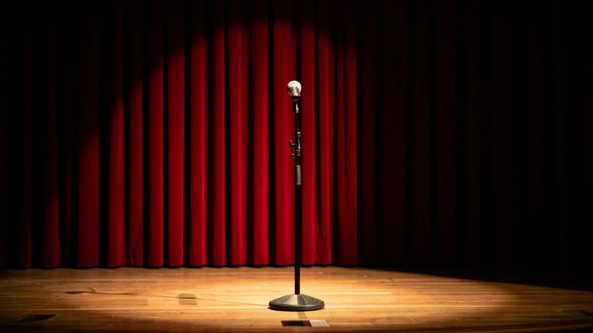 Imagen genérica de un escenario de teatro con un micrófono.