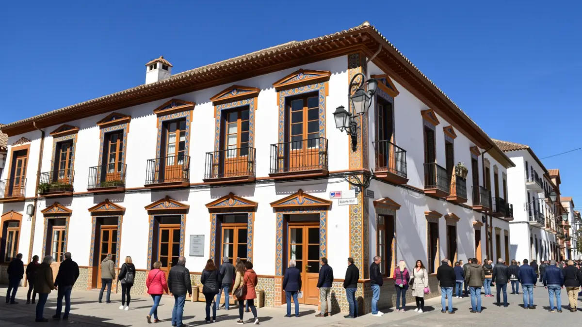 Fachada de un colegio público andaluz con detalles coloridos bajo el sol.