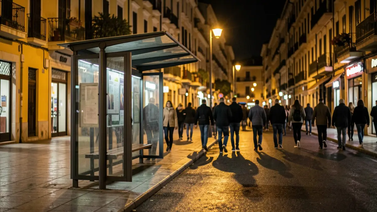 Imagen genérica de una parada de autobús por la noche.