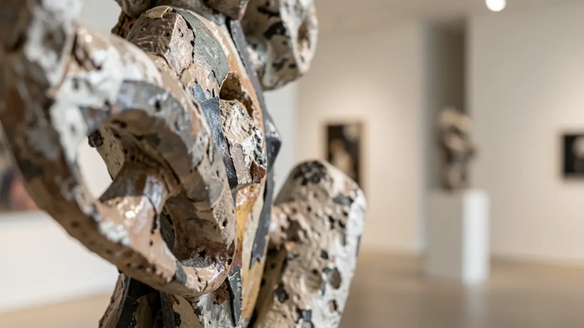 Imagen genérica de una escultura de arte contemporáneo en una galería.