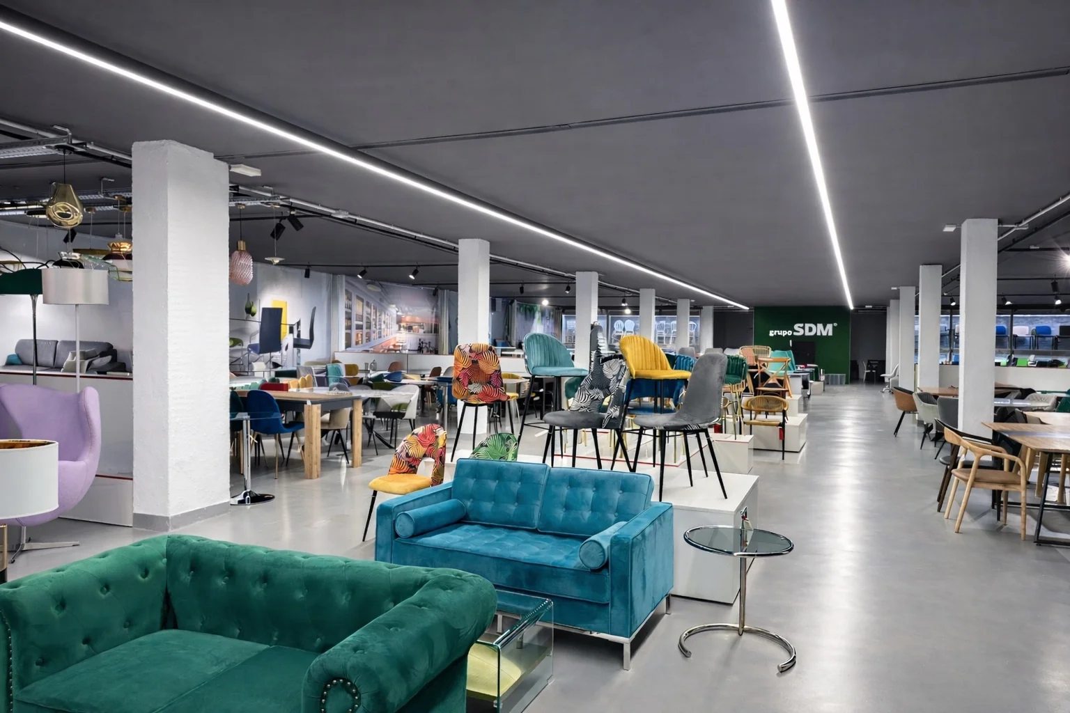 Grupo SDM, el mayorista malagueño de mobiliario para hostelería, hogar y oficina, supera las 2.500 referencias en stock