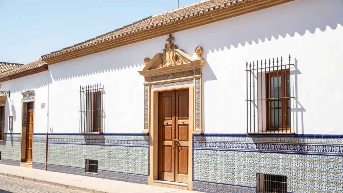 Fachada de la Hermandad Matriz Nuestra Señora del Rocío en Almonte, Huelva.