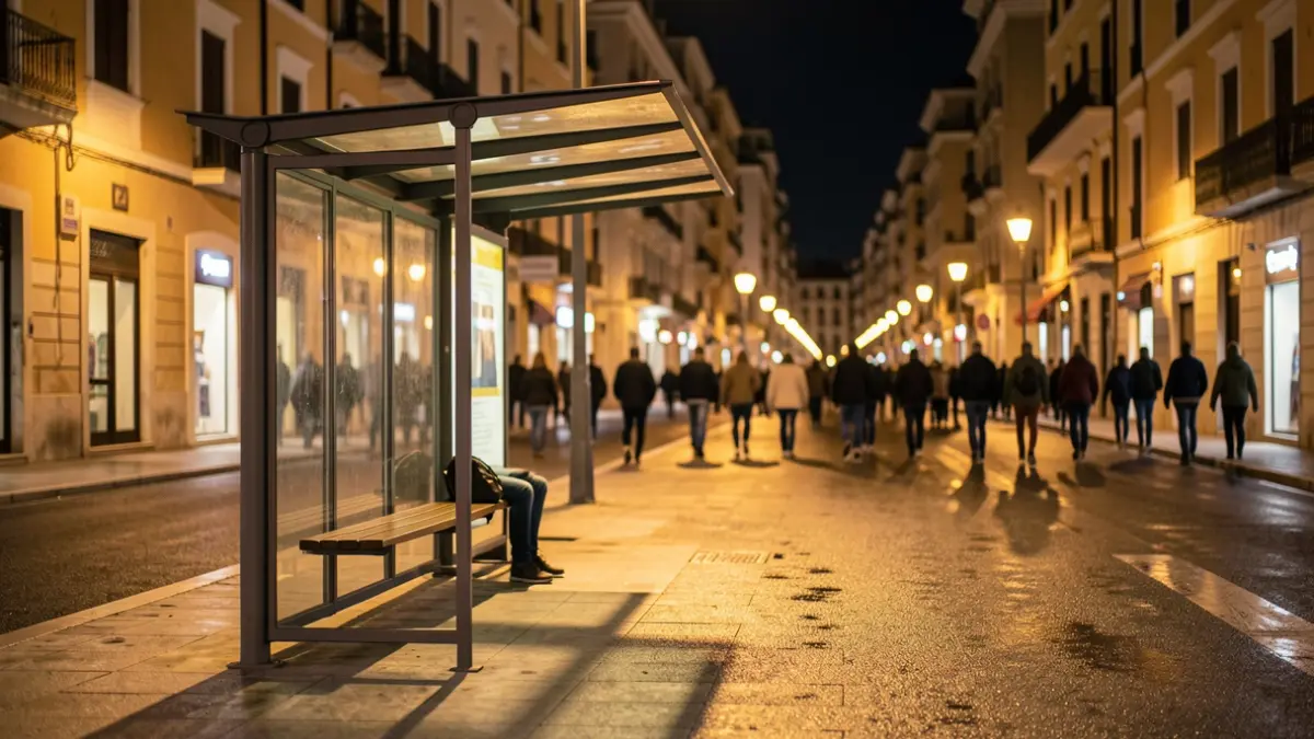 Imagen genérica de una parada de autobús vacía por la noche en una ciudad mediterránea.